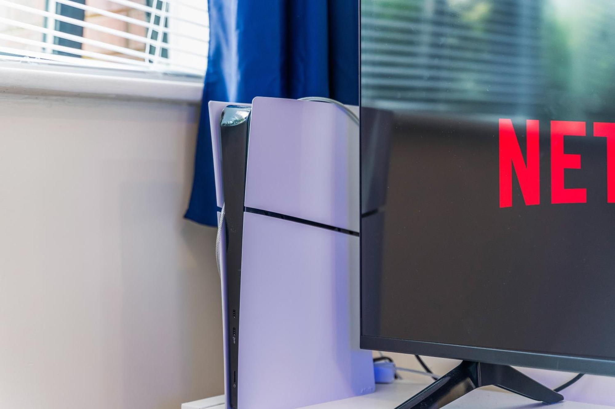 Modern Studio, Brum Centre, Wi-fi, Smart Tv, Netflix, Prime Video, Ps5, Gym Gear, Easy Access To Restaurants, Bars, Sea Life Center, Museums, New Street Station And Snowhill Apartment
